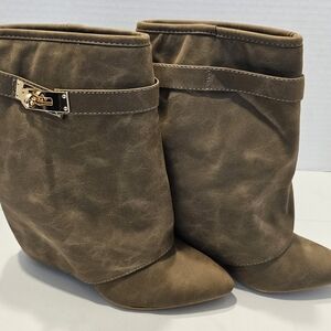 Stylish Women's Tan Boots